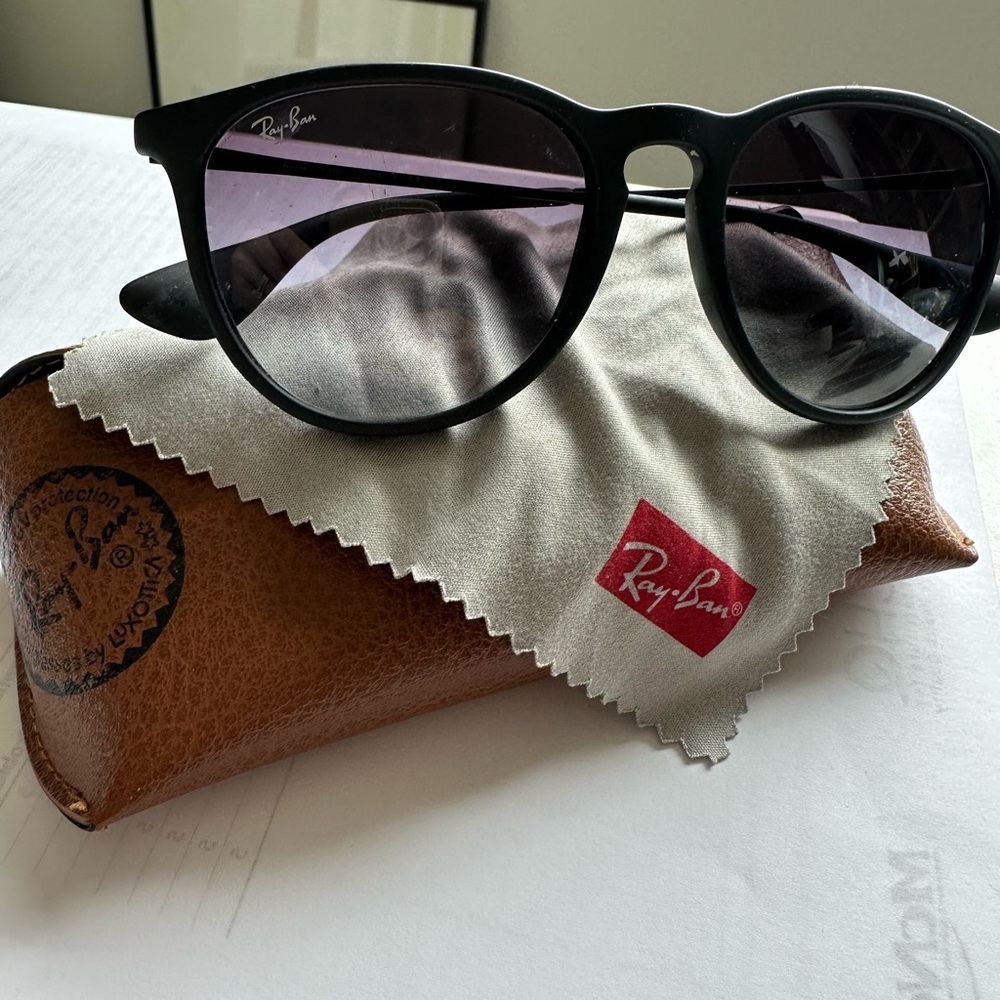 Women’s Ray-Ban Black Sunglasses